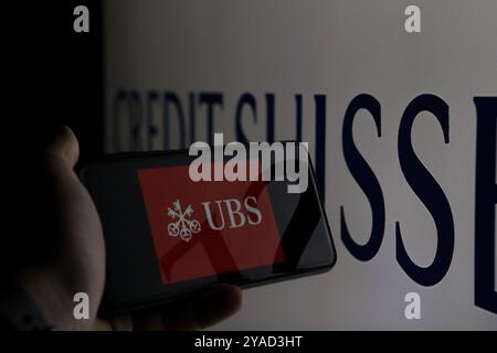 Gaziantep, Türkei. März 2023. Die Logos der Banken und Finanzdienstleister der UBS und der Credit Suisse. Die Credit Suisse wurde vor kurzem von der UBS Bank übernommen und von der Schweizer Regierung unterstützt, um die Schweizer Wirtschaft zu schützen und die Finanzstabilität im globalen Bankensystem zu sichern. Der Deal folgt dem Zusammenbruch der Silicon Valley Bank in Kalifornien und der New Yorker Signature Bank in den letzten Wochen Stockfoto