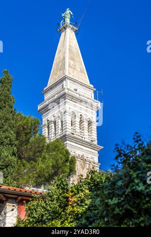 Rovinj, Kroatien. Wunderschöne romantische Aussicht auf die Altstadt, Kirchturm Stockfoto