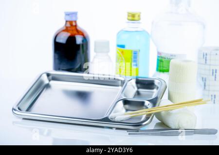 Medizinische Geräte zur Behandlung von Infektionen. Wundpflegeset. Medizinische Versorgung für Krankenschwestern. Conform Verband, Pinzette, Wattestäbchen, Alkohol. Stockfoto