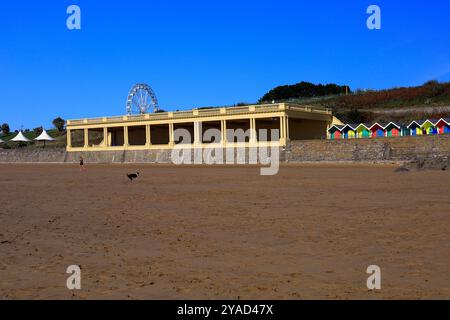 Pavillon und Strand mit farbenfrohen Strandhütten, Barry Island, South Wales, Großbritannien. Vom Oktober 2024 Stockfoto