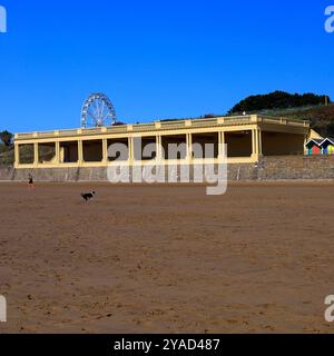 Pavillon und Strand farbenfrohe Strandhütten, Barry Island, Südwales, Großbritannien. Vom Oktober 2024 Stockfoto