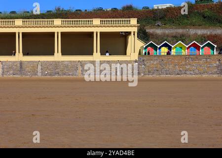 Pavillon und Strand farbenfrohe Strandhütten, Barry Island, Südwales, Großbritannien. Vom Oktober 2024 Stockfoto