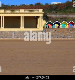 Pavillon und Strand farbenfrohe Strandhütten, Barry Island, Südwales, Großbritannien. Vom Oktober 2024 Stockfoto