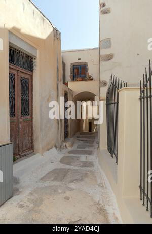 Enge Gasse in der venezianischen Burg Emporio, Insel Santorin, Griechenland Stockfoto