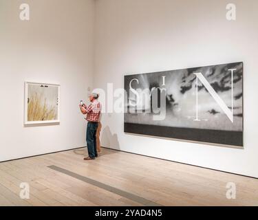 Los Angeles, CA, USA – 12. September 2024: Besucher besuchen die Ausstellung „Now / Then“ von Ed Ruscha im LA County Museum of Art in Los Angeles, CA. Stockfoto