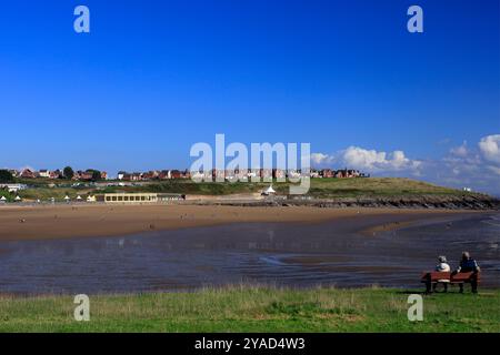 Ältere Ehepaare genießen den Blick über Whitmore Bay von der Landzunge auf Barry Island, South Wales, Großbritannien. Vom Oktober 2024. Stockfoto