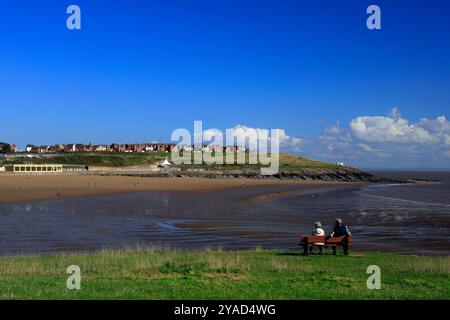 Ältere Ehepaare genießen den Blick über Whitmore Bay von der Landzunge auf Barry Island, South Wales, Großbritannien. Vom Oktober 2024. Stockfoto