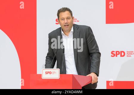 GER, Berlin, Auftaktbilder mit den SPD-Vorsitzenden Saskia Esken und Lars Klingbeil, SPD-Generalsekretaer Matthias Miersch, Olaf Scholz, sowie Mitglieder des Praesidiums, Auftaktbilder vor Beginn der Klausur des Parteivorstandes, im SPD, Atrium, Willy-Brandt-Haus, 13.10.2024, im Bild v.l. Lars Klingbeil, *** DE, Berlin, Eröffnungsbilder mit den SPD-Vorsitzenden Saskia Esken und Lars Klingbeil, SPD-Generalsekretär Matthias Miersch, Olaf Scholz, sowie Mitgliedern des Exekutivausschusses, Eröffnungsbilder vor Beginn der geschlossenen Sitzung des Parteivorstands, in der SPD, AT Stockfoto