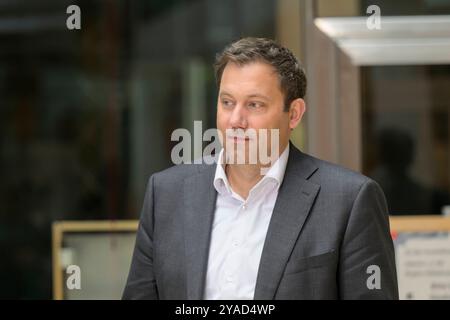 GER, Berlin, Auftaktbilder mit den SPD-Vorsitzenden Saskia Esken und Lars Klingbeil, SPD-Generalsekretaer Matthias Miersch, Olaf Scholz, sowie Mitglieder des Praesidiums, Auftaktbilder vor Beginn der Klausur des Parteivorstandes, im SPD, Atrium, Willy-Brandt-Haus, 13.10.2024, im Bild v.l. Lars Klingbeil, *** DE, Berlin, Eröffnungsbilder mit den SPD-Vorsitzenden Saskia Esken und Lars Klingbeil, SPD-Generalsekretär Matthias Miersch, Olaf Scholz, sowie Mitgliedern des Exekutivausschusses, Eröffnungsbilder vor Beginn der geschlossenen Sitzung des Parteivorstands, in der SPD, AT Stockfoto