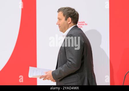 GER, Berlin, Auftaktbilder mit den SPD-Vorsitzenden Saskia Esken und Lars Klingbeil, SPD-Generalsekretaer Matthias Miersch, Olaf Scholz, sowie Mitglieder des Praesidiums, Auftaktbilder vor Beginn der Klausur des Parteivorstandes, im SPD, Atrium, Willy-Brandt-Haus, 13.10.2024, im Bild v.l. Lars Klingbeil, *** DE, Berlin, Eröffnungsbilder mit den SPD-Vorsitzenden Saskia Esken und Lars Klingbeil, SPD-Generalsekretär Matthias Miersch, Olaf Scholz, sowie Mitgliedern des Exekutivausschusses, Eröffnungsbilder vor Beginn der geschlossenen Sitzung des Parteivorstands, in der SPD, AT Stockfoto