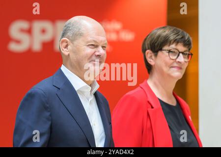 GER, Berlin, Auftaktbilder mit den SPD-Vorsitzenden Saskia Esken und Lars Klingbeil, SPD-Generalsekretaer Matthias Miersch, Olaf Scholz, sowie Mitglieder des Praesidiums, Auftaktbilder vor Beginn der Klausur des Parteivorstandes, im SPD, Atrium, Willy-Brandt-Haus, 13.10.2024, im Bild v.l. Olaf Scholz, Saskia Esken, *** GER, Berlin, Eröffnungsbilder mit den SPD-Vorsitzenden Saskia Esken und Lars Klingbeil, SPD-Generalsekretär Matthias Miersch, Olaf Scholz, sowie Mitgliedern des Exekutivkomitees, Eröffnungsbilder vor Beginn der geschlossenen Sitzung des Parteivorstands, in Stockfoto