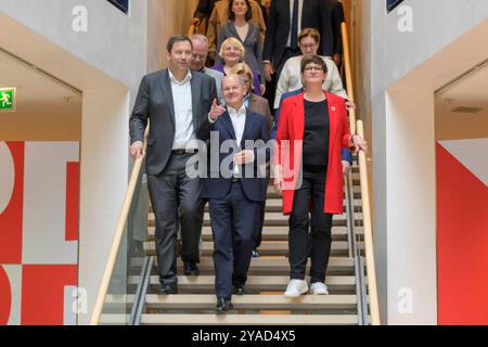 GER, Berlin, Auftaktbilder mit den SPD-Vorsitzenden Saskia Esken und Lars Klingbeil, SPD-Generalsekretaer Matthias Miersch, Olaf Scholz, sowie Mitglieder des Praesidiums, Auftaktbilder vor Beginn der Klausur des Parteivorstandes, im SPD, Atrium, Willy-Brandt-Haus, 13.10.2024, im Bild v.l. Lars Klingbeil, Olaf Scholz, Saskia Esken, *** DE, Berlin, Eröffnungsfotos mit den SPD-Vorsitzenden Saskia Esken und Lars Klingbeil, SPD-Generalsekretär Matthias Miersch, Olaf Scholz und Mitgliedern des Exekutivausschusses, Eröffnungsfotos vor Beginn der Parteivorstandssitzung in der S Stockfoto