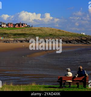 Ältere Ehepaare genießen den Blick über Whitmore Bay von der Landzunge auf Barry Island, South Wales, Großbritannien. Vom Oktober 2024. Stockfoto