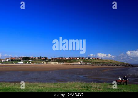 Ältere Ehepaare genießen den Blick über Whitmore Bay von der Landzunge auf Barry Island, South Wales, Großbritannien. Vom Oktober 2024. Stockfoto