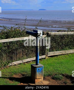 Teleskop und Blick auf die steile Insel Holm von der Landzunge auf Barry Island, Südwales, Großbritannien. Vom Oktober 2024. Stockfoto