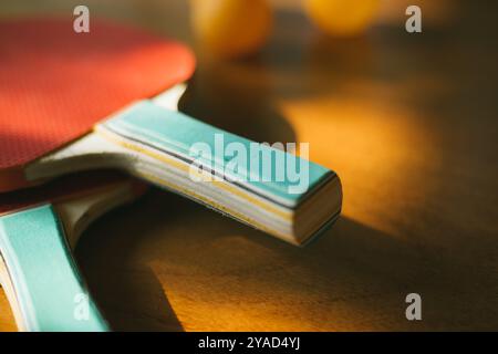 Zwei Tischtennisschläger auf dem Tisch, selektiver Fokus Stockfoto