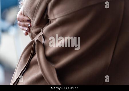 Umarmen Sie sich – Hand auf Mantel in Herbstumarmung Stockfoto