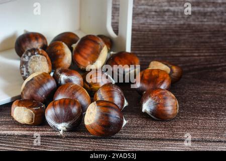 Eine Gruppe von Kastanien isoliert. Studio-Aufnahme. Produktfoto. Stockfoto