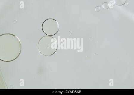 Nahaufnahme von Ölblasen auf der Wasseroberfläche. Stockfoto