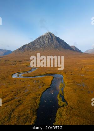 Glen Coe, Schottland, Großbritannien. Oktober 2024. Aus der Vogelperspektive von der Drohne auf den Berg Buachaille Etive Mor mit Landschaft in goldenen Herbstfarben. Iain Masterton/Alamy Live News Stockfoto