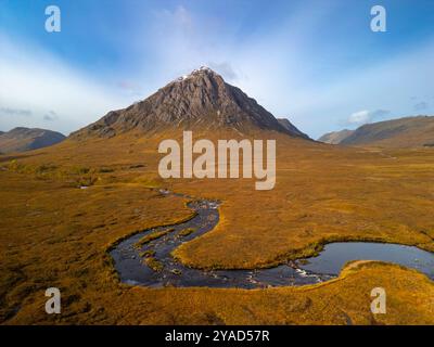 Glen Coe, Schottland, Großbritannien. Oktober 2024. Aus der Vogelperspektive von der Drohne auf den Berg Buachaille Etive Mor mit Landschaft in goldenen Herbstfarben. Iain Masterton/Alamy Live News Stockfoto