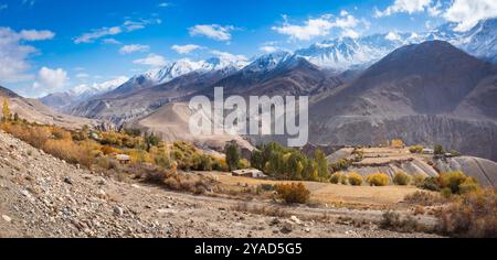 Ruinen der RATM-Festung in der Nähe des Dorfes Langar im Wakhan-Korridor, Blick von der Autobahn Pamir. Der Wakhan-Korridor befindet sich an der Grenze zwischen Tadschikistan A. Stockfoto