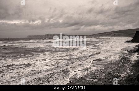 Wellen am Ufer in Schwarz-weiß. Compton Bay, Isle of Wight Stockfoto