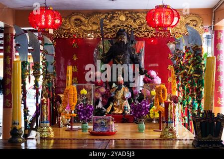 Der antike Chao Por Guan Yu-Schrein und der antike chinesische Almshouse-Tempel für thailänder besuchen Sie den Respekt, der heilige Gott-Engel in Ban Pha segnet Stockfoto