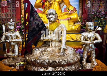 Der antike Chao Por Samret-Schrein und der antike chinesische Guan Yu Almshouse-Tempel für thailänder Reisende besuchen Respekt, Gebete, Heilige Mythen Stockfoto