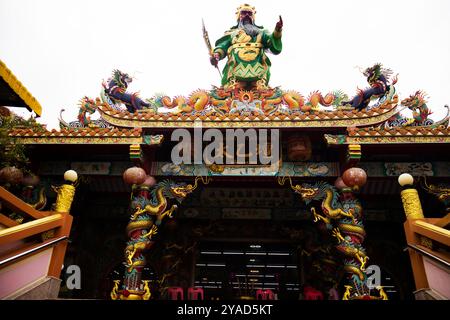 Der antike Chao Por Guan Yu-Schrein und der antike chinesische Almshouse-Tempel für thailänder besuchen Sie den Respekt, der heilige Gott-Engel in Ban Pha segnet Stockfoto