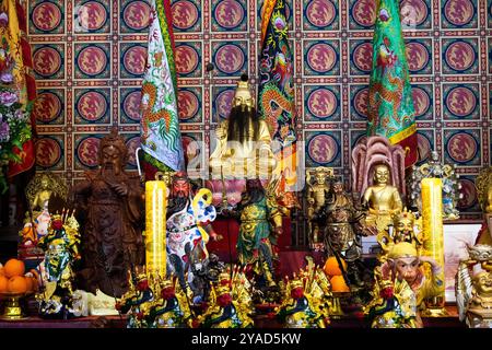 Der antike Chao Por Guan Yu-Schrein und der antike chinesische Almshouse-Tempel für thailänder besuchen Sie den Respekt, der heilige Gott-Engel in Ban Pha segnet Stockfoto