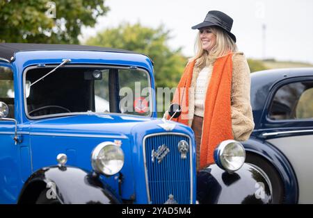 Racemeet-Besucher beim Goodwood Season Finale 2024 auf der Goodwood Racecourse, Chichester. Bilddatum: Sonntag, 12. Oktober 2024. Stockfoto