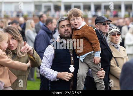 Racemeet-Besucher beim Goodwood Season Finale 2024 auf der Goodwood Racecourse, Chichester. Bilddatum: Sonntag, 12. Oktober 2024. Stockfoto