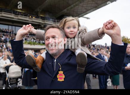 Racemeet-Besucher beim Goodwood Season Finale 2024 auf der Goodwood Racecourse, Chichester. Bilddatum: Sonntag, 12. Oktober 2024. Stockfoto