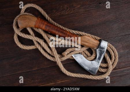Axt auf Holztischhintergrund Stockfoto