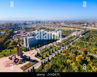 Unabhängigkeitsdenkmal und Rudaki Park aus der Vogelperspektive in Duschanbe. Duschanbe ist die Hauptstadt Tadschikistans. Stockfoto