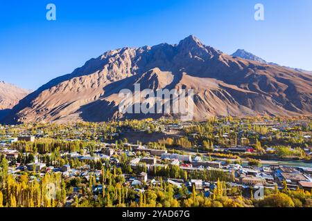 Panoramablick auf die Stadt Khorog. Chorog liegt an der Pamir-Autobahn in Gorno-Badakhshan, Tadschikistan. Stockfoto