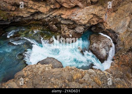 Der Iskanderkul-Wasserfall oder Fann Niagara liegt in der Nähe des Iskanderkul-Sees im Fann-Gebirge in der Provinz Sughd in Tadschikistan Stockfoto