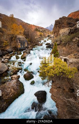 Der Iskanderkul-Wasserfall oder Fann Niagara liegt in der Nähe des Iskanderkul-Sees im Fann-Gebirge in der Provinz Sughd in Tadschikistan Stockfoto