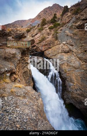 Der Iskanderkul-Wasserfall oder Fann Niagara liegt in der Nähe des Iskanderkul-Sees im Fann-Gebirge in der Provinz Sughd in Tadschikistan Stockfoto