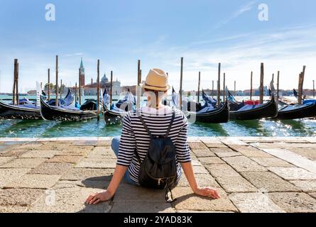 Attraktive weibliche Touristen genießen die Aussicht vom Markusplatz in Venedig, Italien Stockfoto