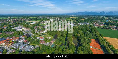 Ausblick auf Bad Aibling nahe Rosenheim im oberbayerischen Chiemgau die Kurstadt Bad Aibling in Oberbayern von oben Bad Aibling Kurpark Bayern Deutsch Stockfoto