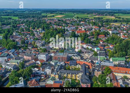 Ausblick auf Bad Aibling nahe Rosenheim im oberbayerischen Chiemgau die Kurstadt Bad Aibling in Oberbayern von oben Bad Aibling Kurpark Bayern Deutsch Stockfoto