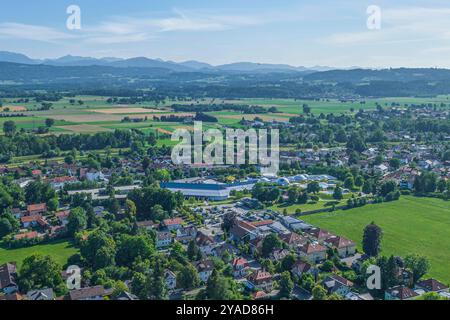 Ausblick auf Bad Aibling nahe Rosenheim im oberbayerischen Chiemgau die Kurstadt Bad Aibling in Oberbayern von oben Bad Aibling Kurpark Bayern Deutsch Stockfoto