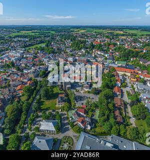 Ausblick auf Bad Aibling nahe Rosenheim im oberbayerischen Chiemgau die Kurstadt Bad Aibling in Oberbayern von oben Bad Aibling Kurpark Bayern Deutsch Stockfoto