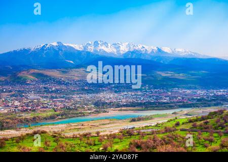 Charvak und Xojikent Stadt und Chirchiq Fluss in der Tian Shan oder Tengri Tagh Bergkette in der Nähe von Taskent Stadt in Usbekistan in Zentralasien Stockfoto