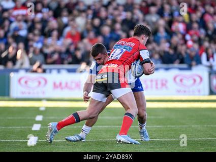 Kingsholm Stadium, Gloucester, Gloucestershire, Großbritannien. Oktober 2024. Gallagher Premiership Rugby, Gloucester gegen Bath Rugby; Cameron Redpath of Bath Tackles Seb Atkinson of Gloucester Credit: Action Plus Sports/Alamy Live News Stockfoto