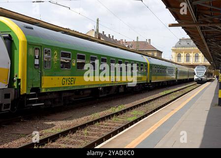 Ein Raaberbahn- oder GYSEV-Zug im Bahnhof Keleti, Budapest, Juni 2024. Die Raaberbahn oder GYSEV verkehren Züge über die österreichisch-ungarische Grenze Stockfoto