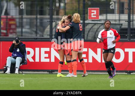 Rotterdam, Niederlande. Oktober 2024. ROTTERDAM, NIEDERLANDE - 13. OKTOBER: Tami Groenendijk vom FC Utrecht, Nikita Tromp vom FC Utrecht, Judith Roosjen vom FC Utrecht feiert, nachdem er beim Azerion Vrouwen Eredivisie Spiel zwischen Feyenoord und FC Utrecht am 13. Oktober 2024 im Sportkomplex Varkenoord in Rotterdam, Niederlande, das dritte Tor der Mannschaft erzielt hat. (Foto von Hans van der Valk/Orange Pictures) Credit: Orange Pics BV/Alamy Live News Stockfoto