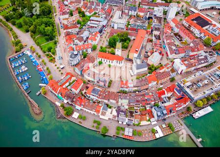 Friedrichshafen Altstadt Luftpanorama. Friedrichshafen ist eine Stadt am Ufer des Bodensees in Bayern. Stockfoto